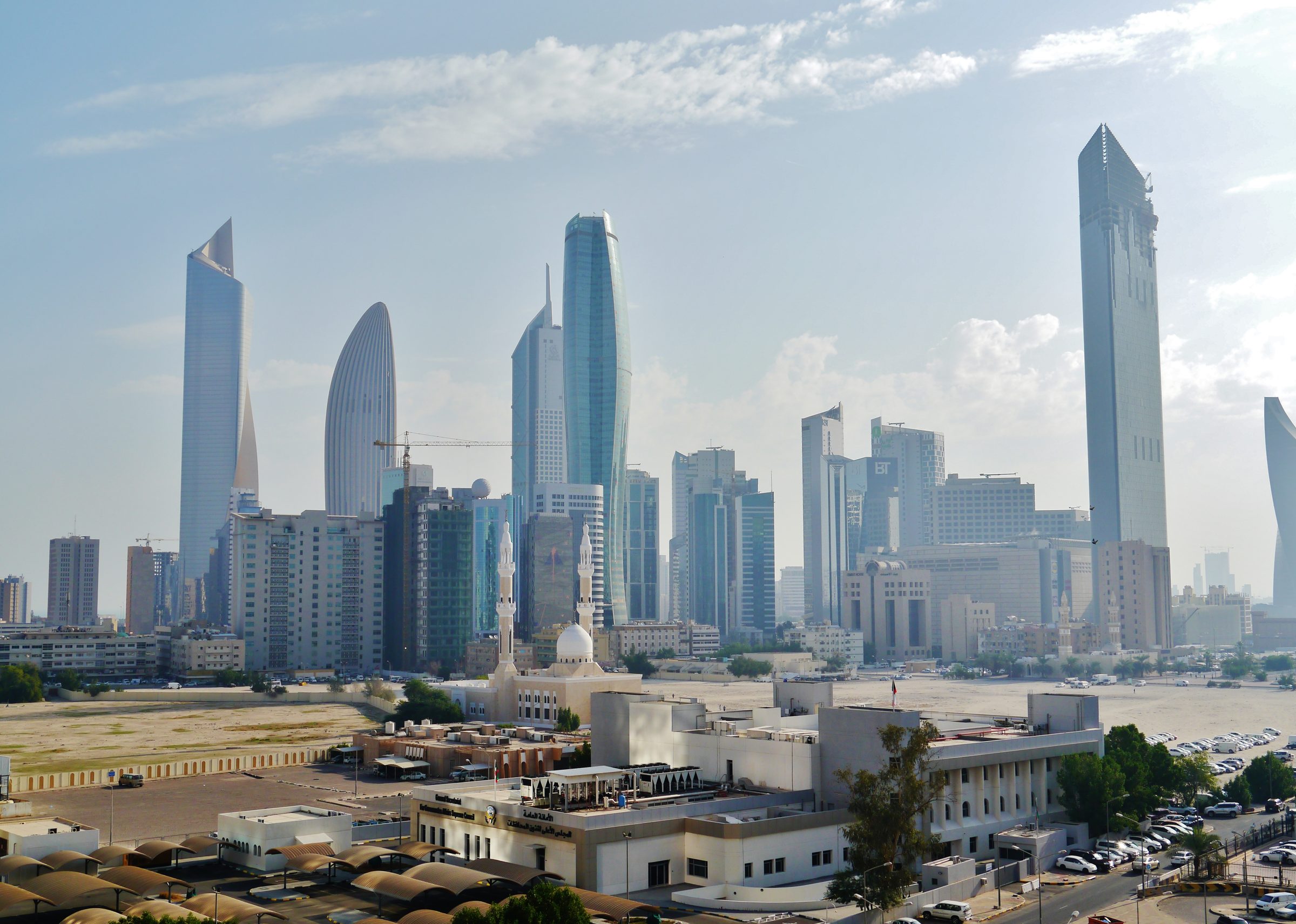 Las modernas torres del perfil urbano de la ciudad de Kuwait