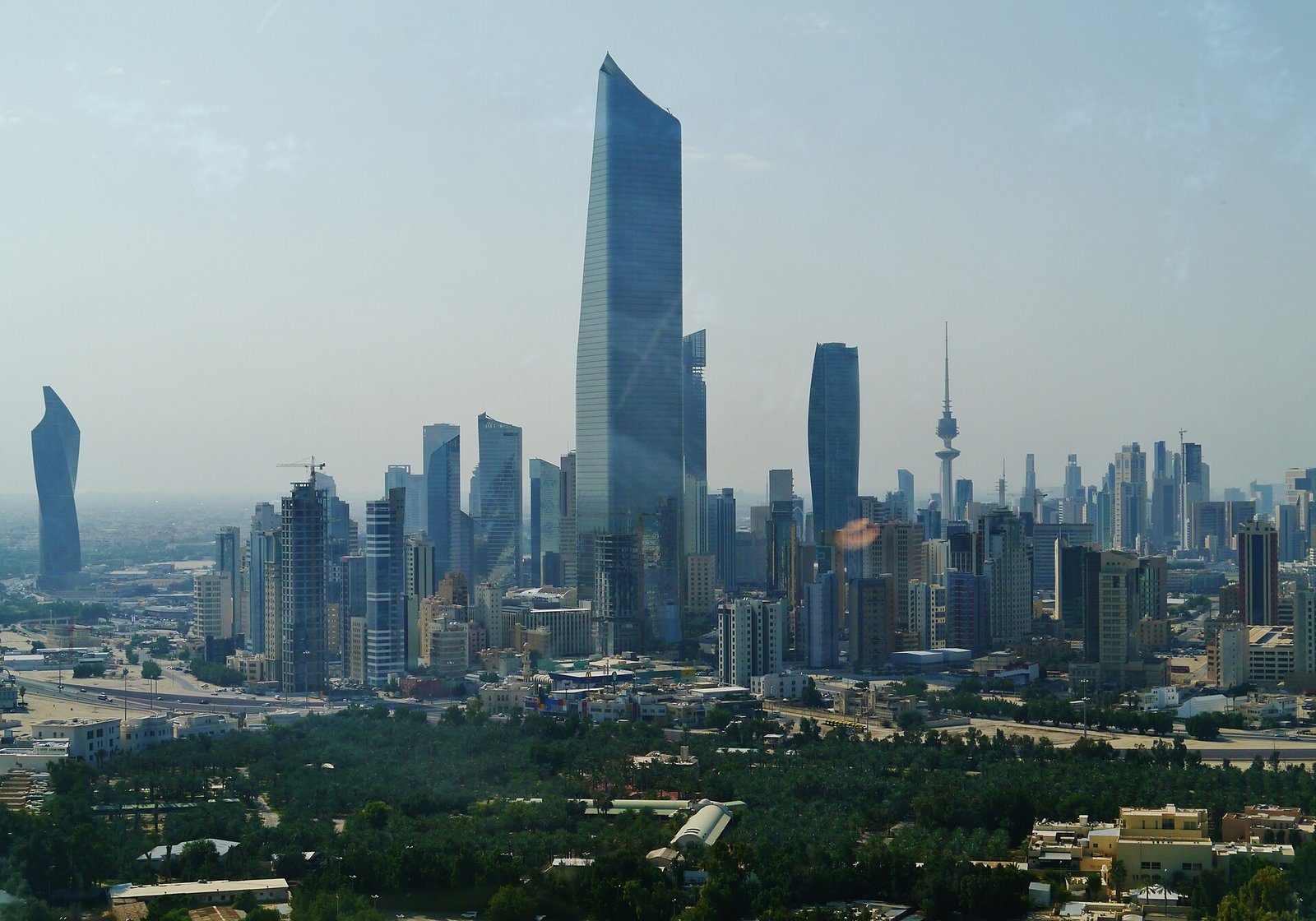 La escultural Torre Al Hamra se alza sobre las torres de Ciudad de Kuwait, vista desde las Kuwait Towers.