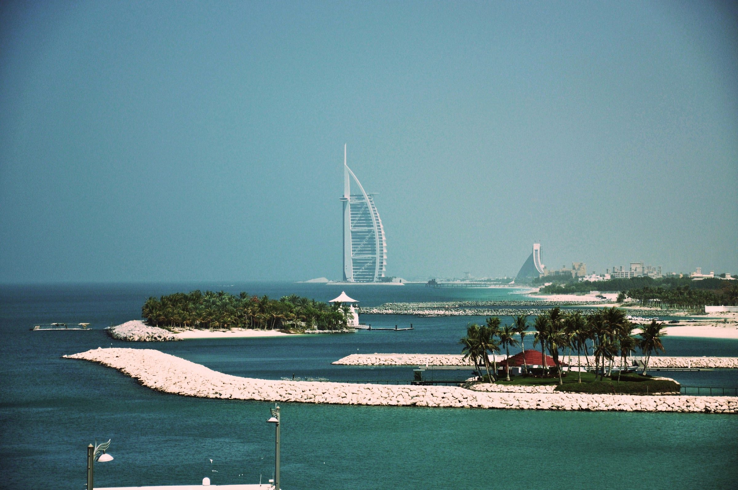 El Burj Al Arab se alza sobre el litoral de Jumeirah en Dubái