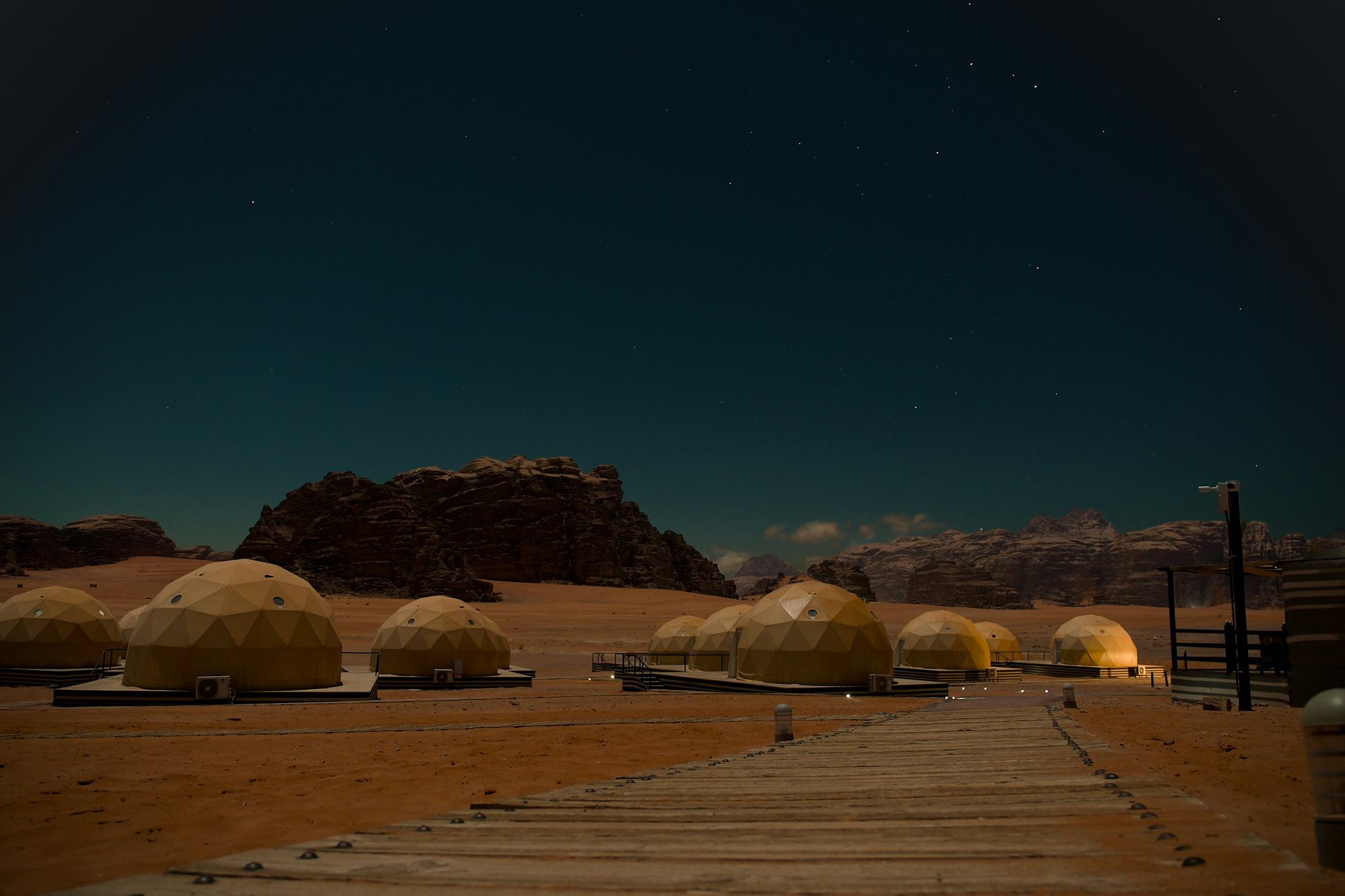 Tiendas cupulares de un campamento de lujo bajo las estrellas en Wadi Rum, Jordania