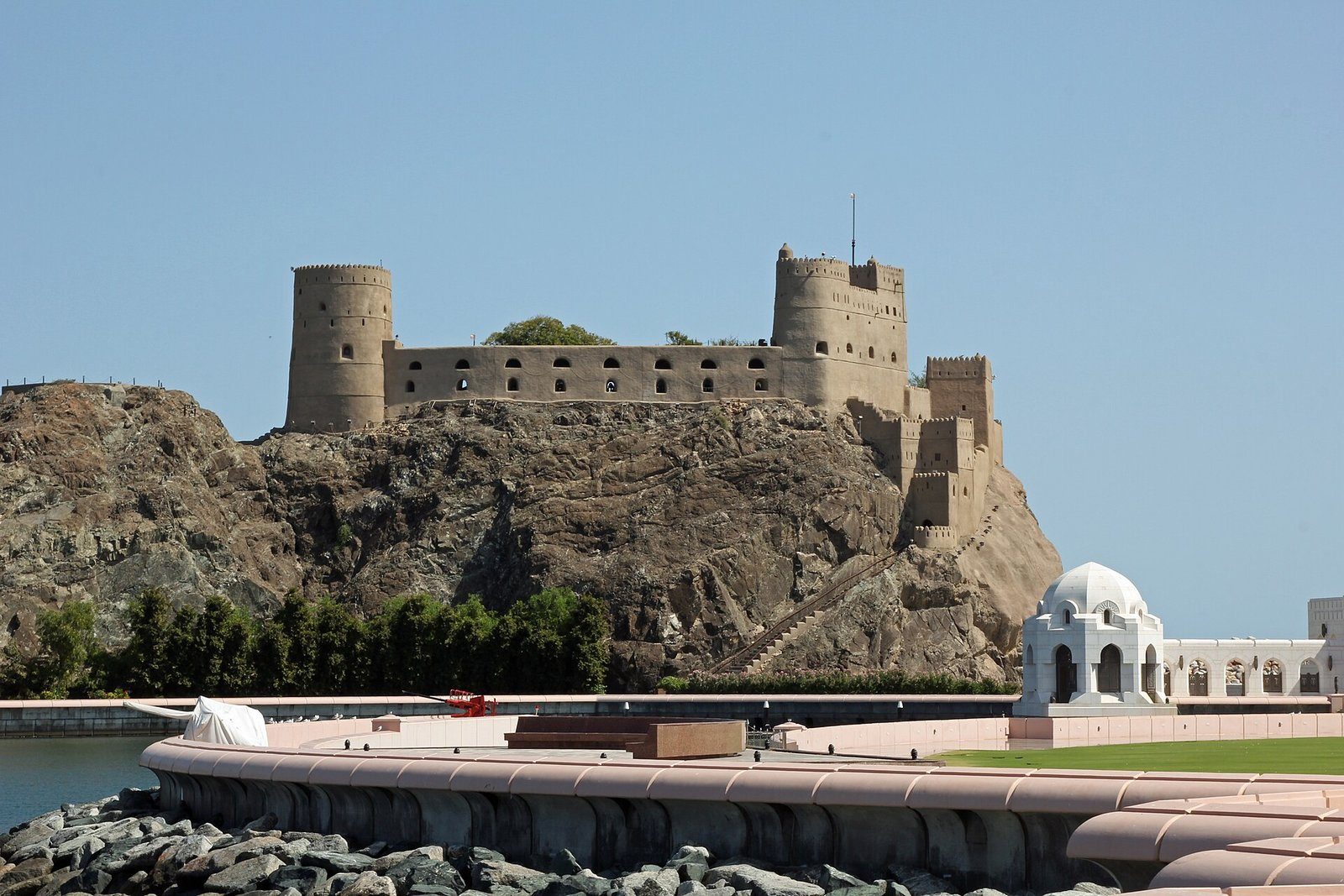 El fuerte Al Jalali corona su promontorio rocoso sobre el puerto de la antigua Mascate.