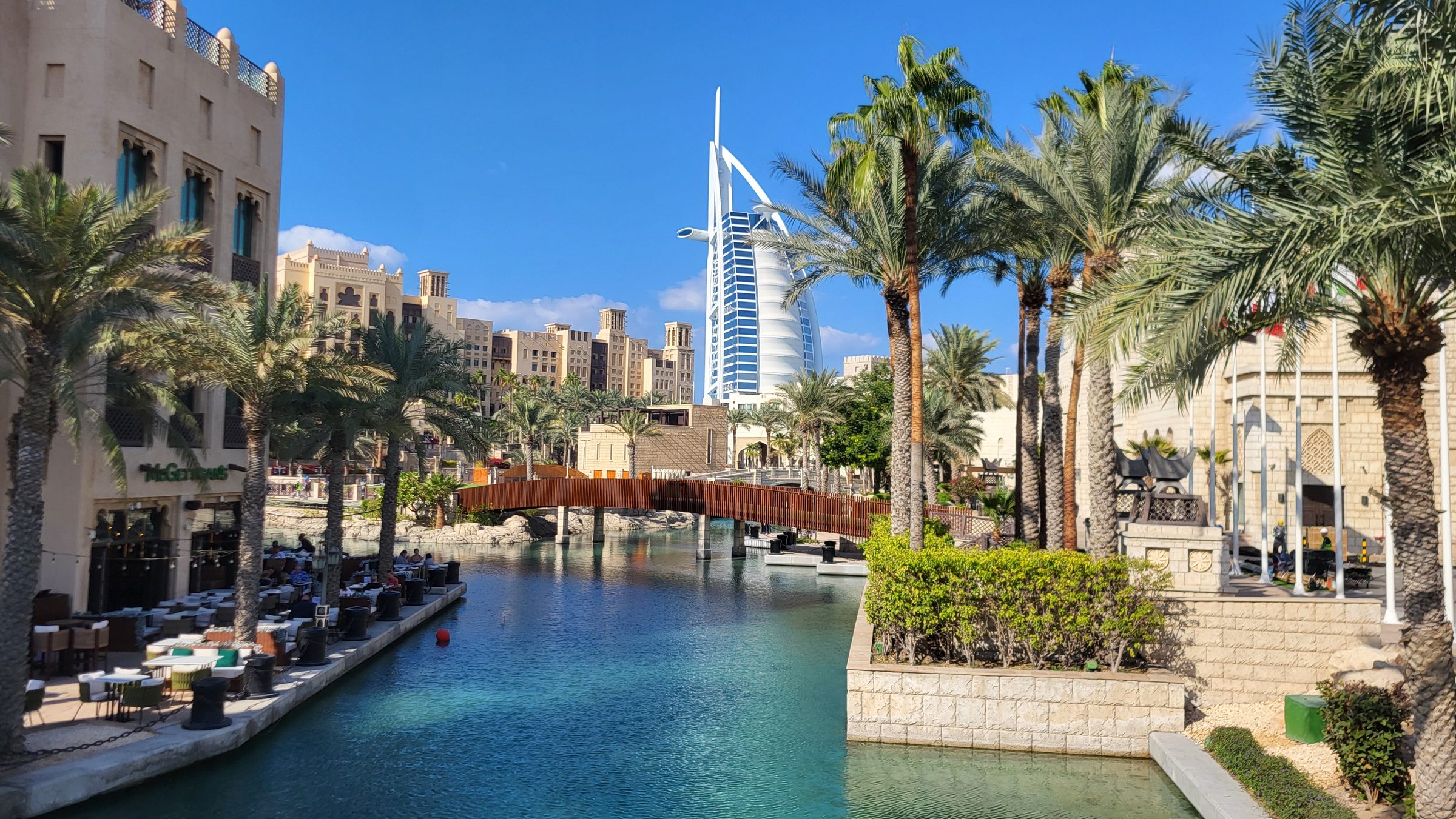 El Burj Al Arab visto desde los canales del Souk Madinat Jumeirah