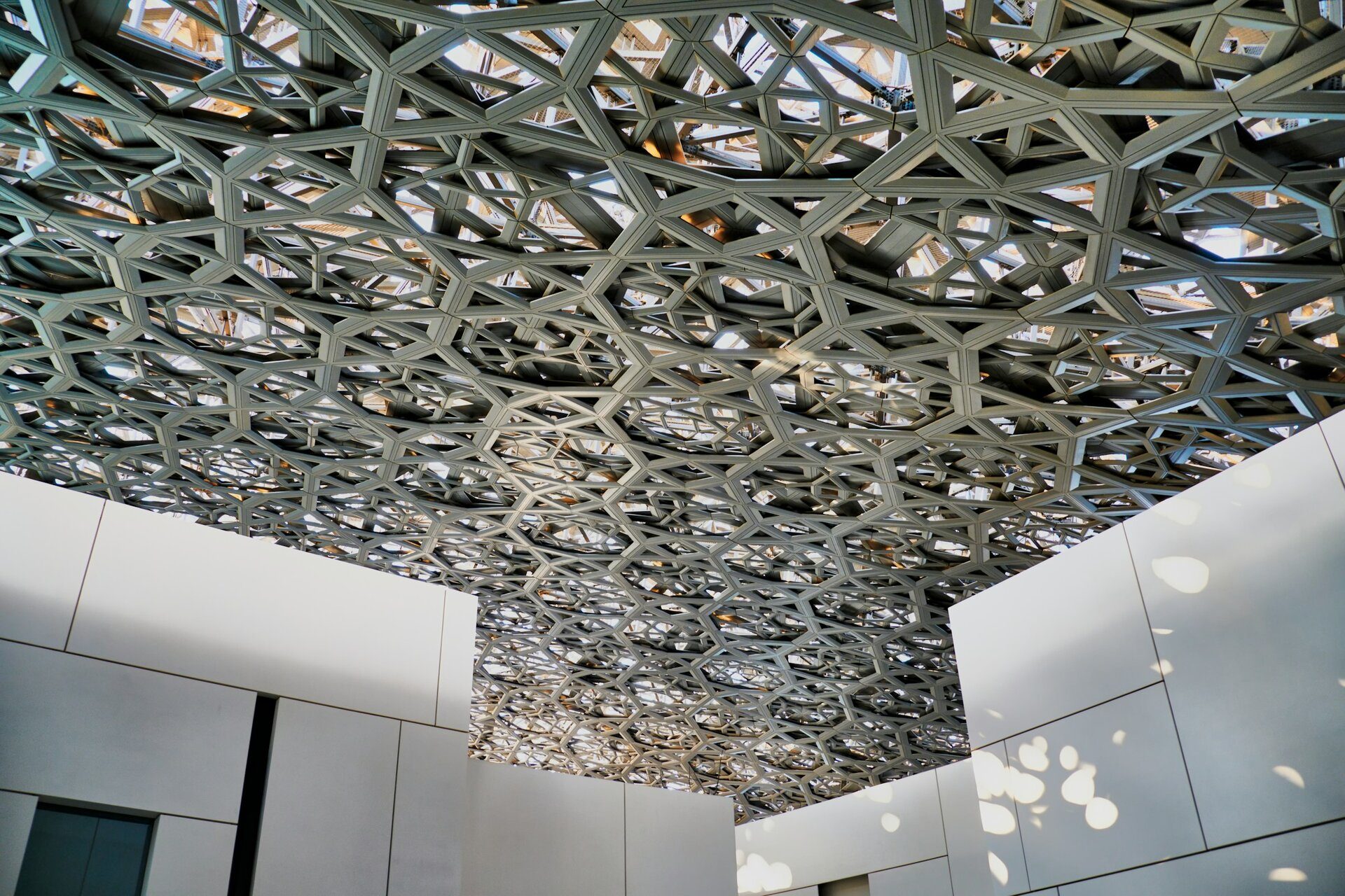 La cúpula de celosía del Louvre Abu Dhabi, que filtra una lluvia de luz, isla de Saadiyat