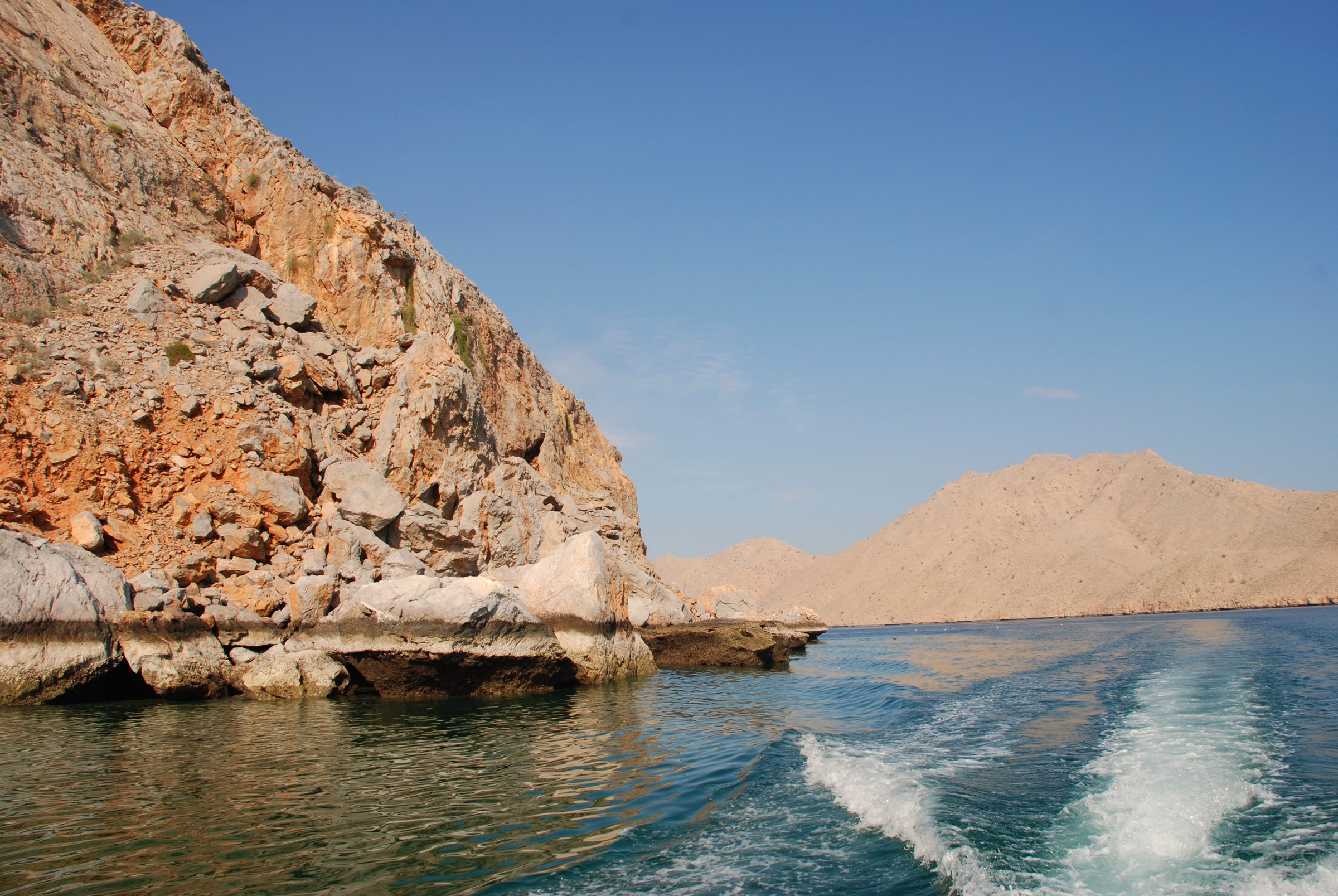 Navegando junto a escarpados acantilados de caliza en los fiordos de Musandam